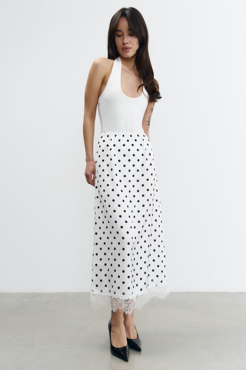 Белая сатиновая юбка миди с принтом в горох фотография 1