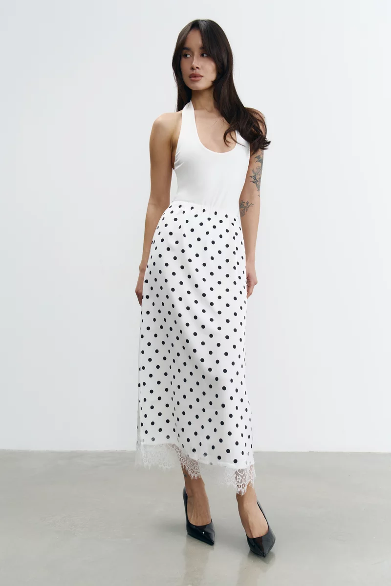 Белая сатиновая юбка миди с принтом в горох фотография 2