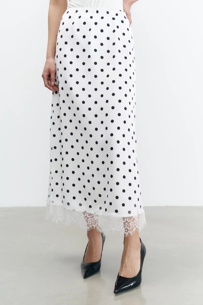 Белая сатиновая юбка миди с принтом в горох фотография 3