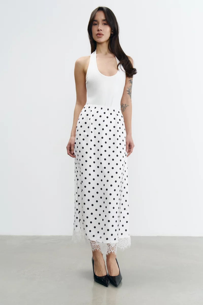 Белая сатиновая юбка миди с принтом в горох фотография 4