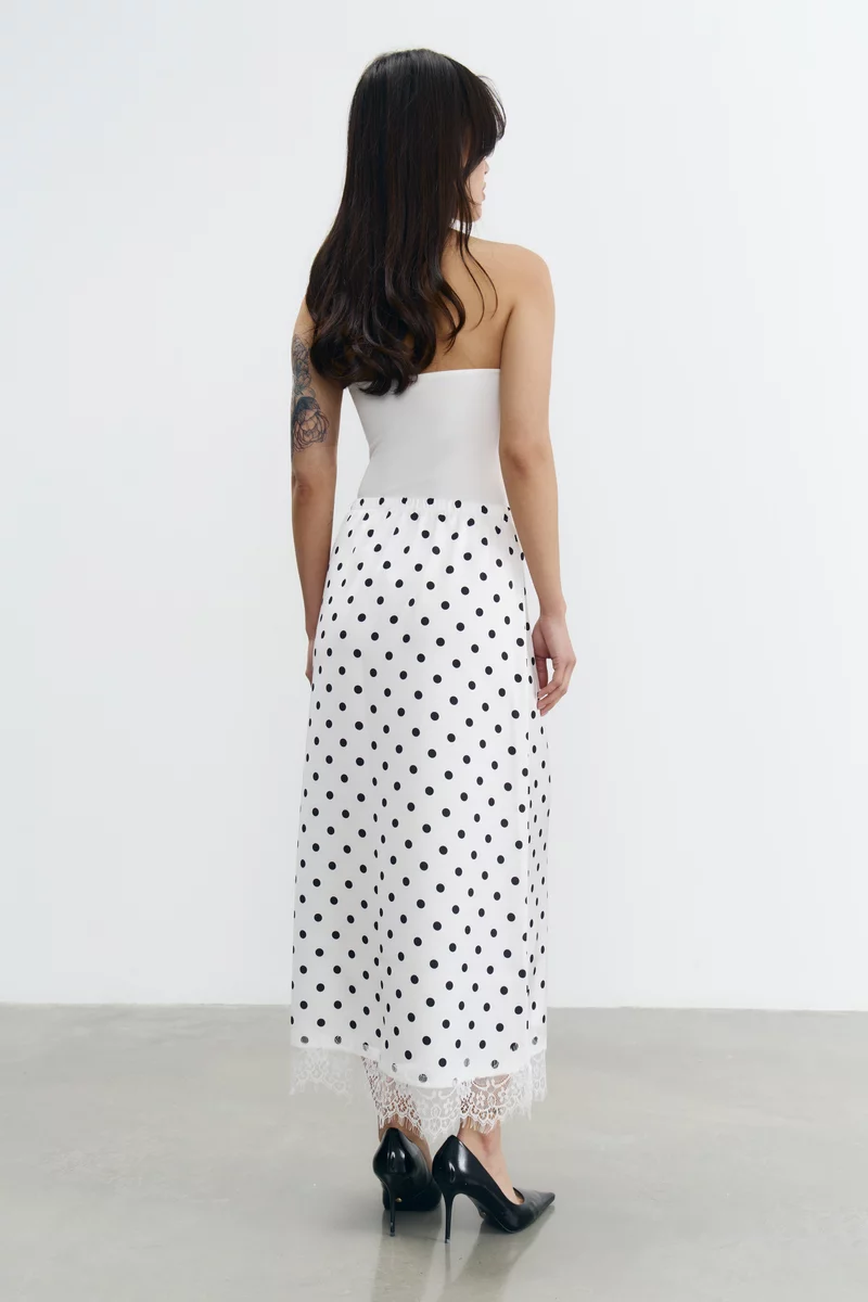 Белая сатиновая юбка миди с принтом в горох фотография 5