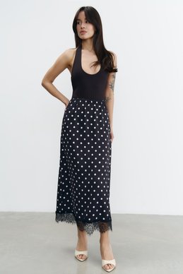 Черная сатиновая юбка миди с принтом в горох