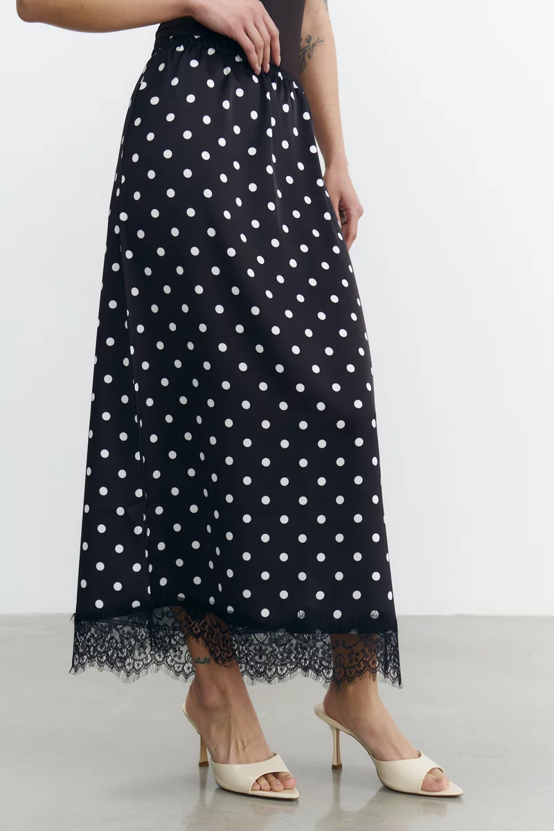 Чорна сатинова спідниця міді з принтом в горох фотографія 3