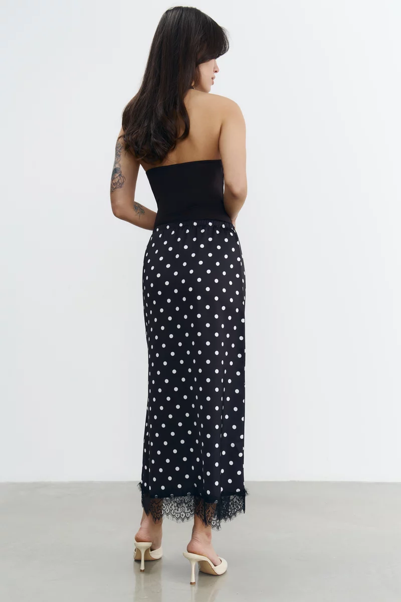 Чорна сатинова спідниця міді з принтом в горох фотографія 5