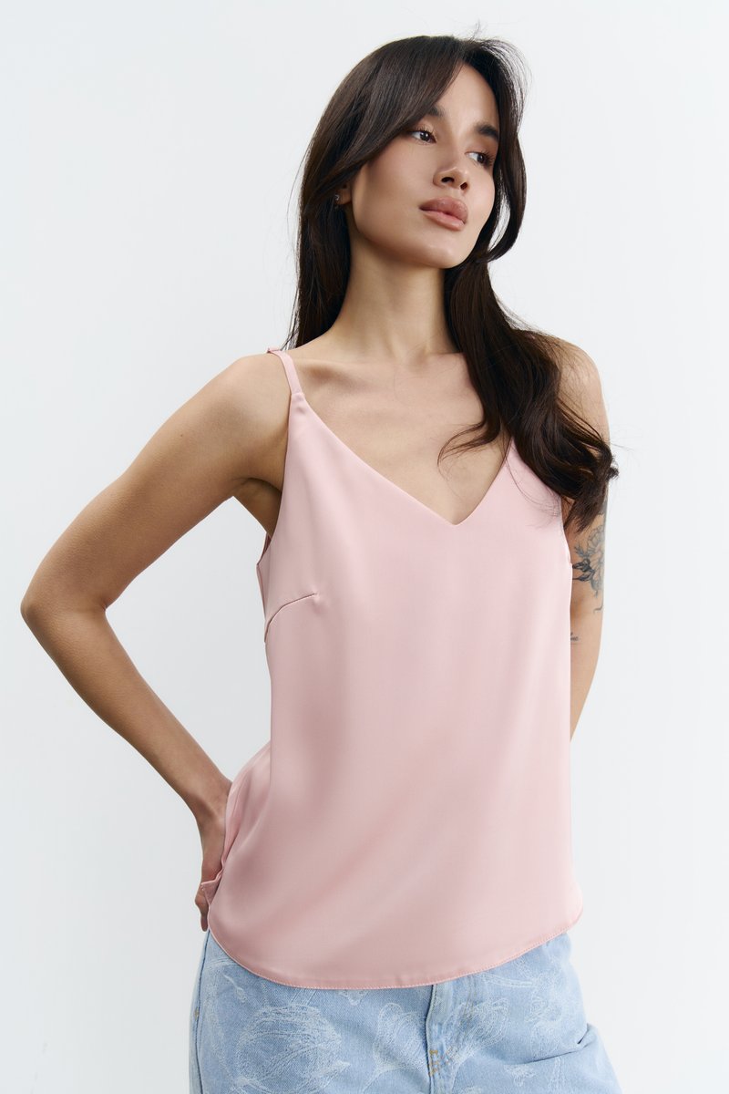 Розовый сатиновый топ на тонких бретелях фотография 1