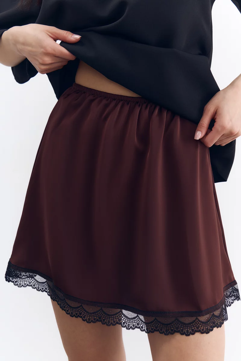 Сатиновая юбка мини с кружевом в шоколадном оттенке фотография 2