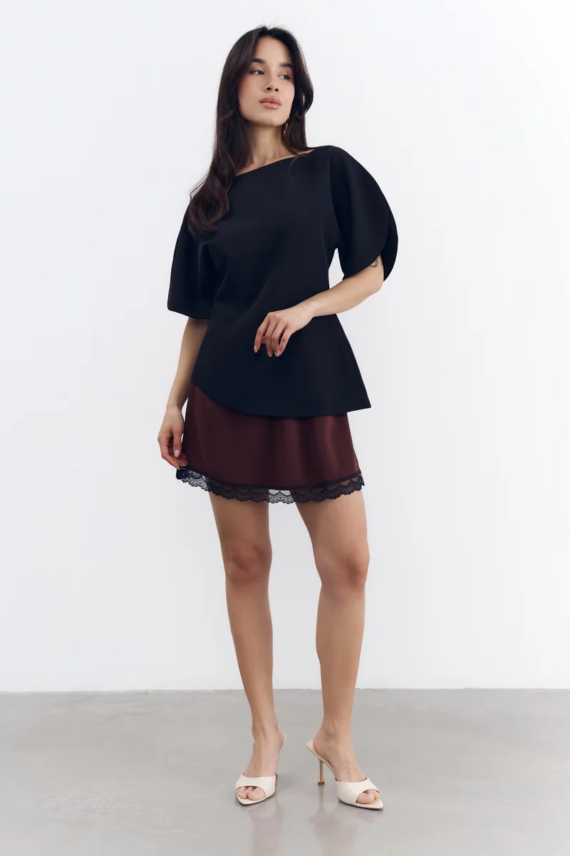 Сатиновая юбка мини с кружевом в шоколадном оттенке фотография 3