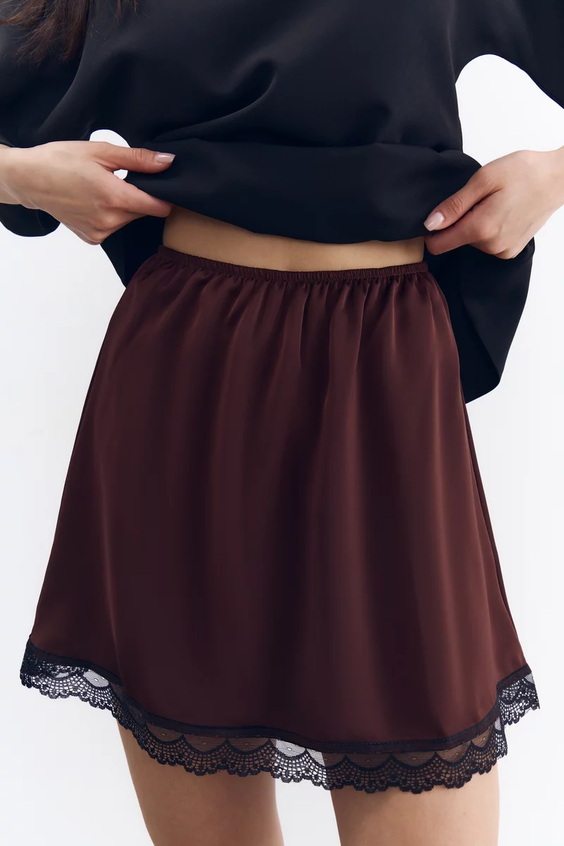 Сатиновая юбка мини с кружевом в шоколадном оттенке фотография 4