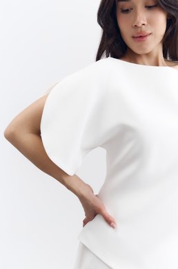 Молочный топ с акцентными объемными рукавами и разрезами