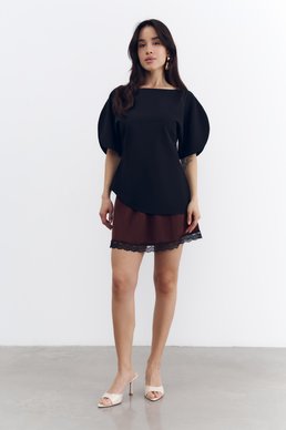 Черный топ с акцентными объемными рукавами и разрезами