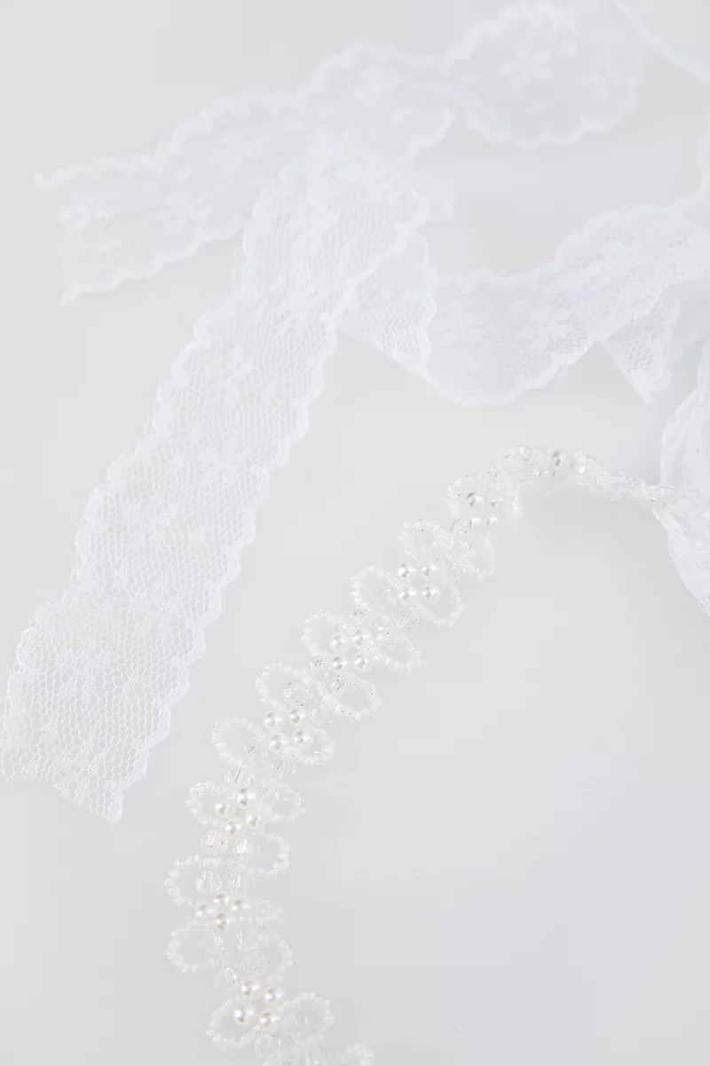 Белый чокер из бисера и кружева фотография 4