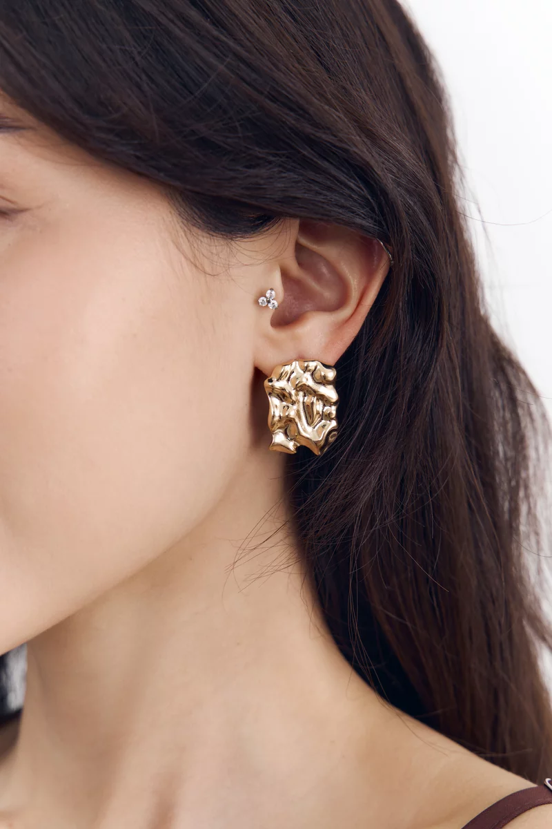 Золотистые текстурные серьги фотография 1