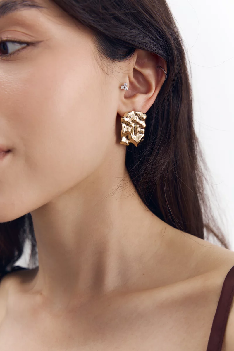 Золотистые текстурные серьги фотография 2