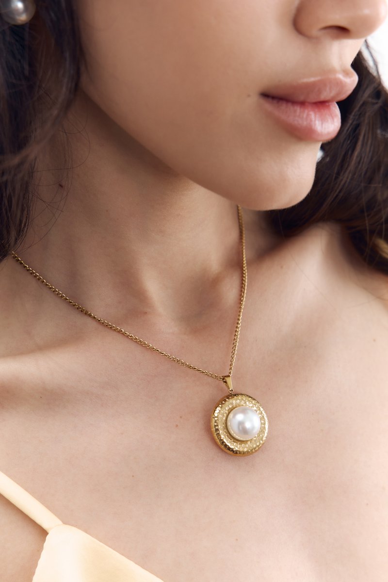 

Золотисте кольє з перлиною