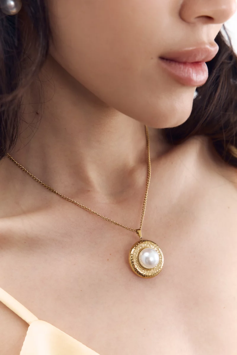 Золотистое колье с жемчугом фотография 1