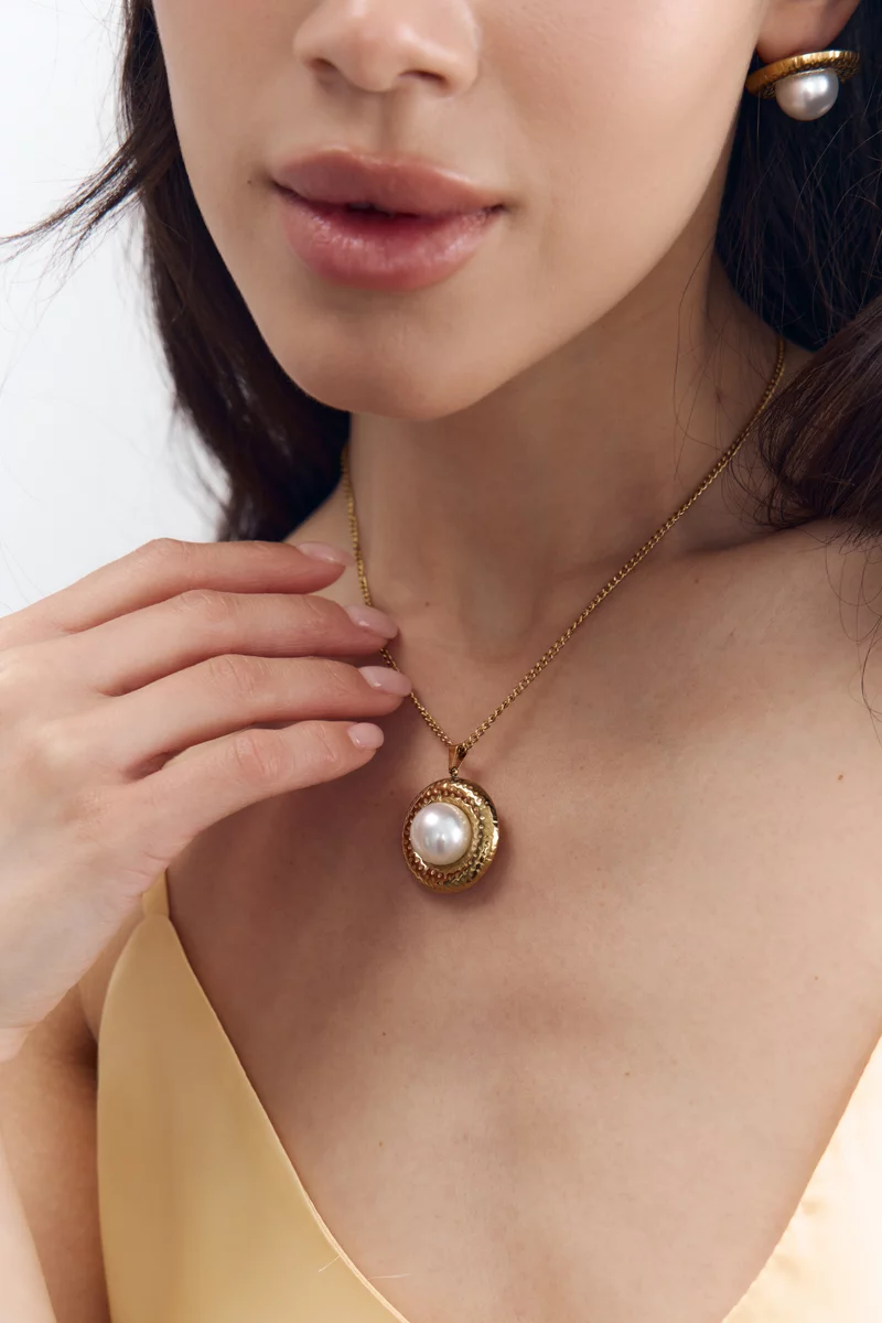 Золотистое колье с жемчугом фотография 2