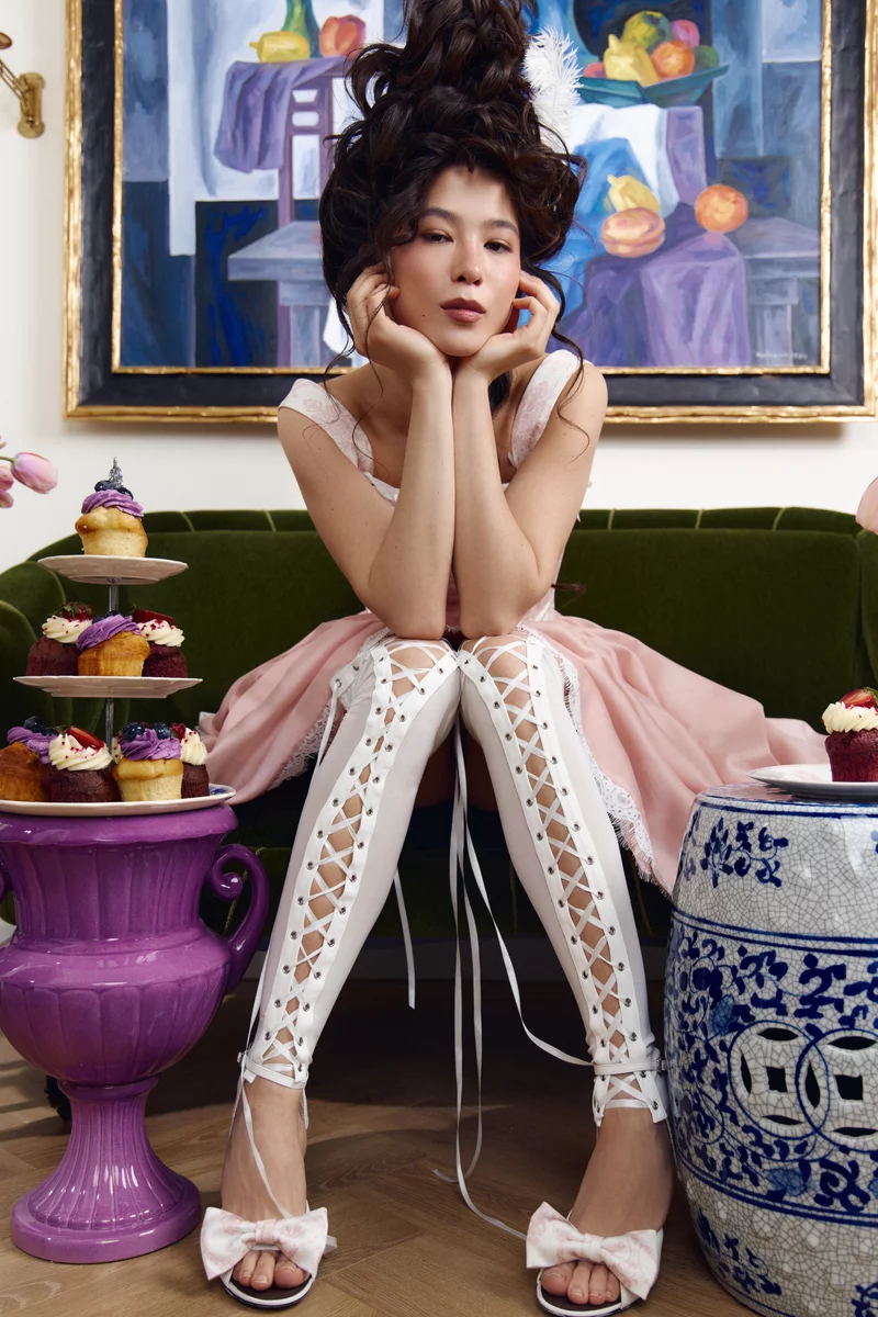 Молочные чулки с акцентной шнуровкой и штрипками фотография 1