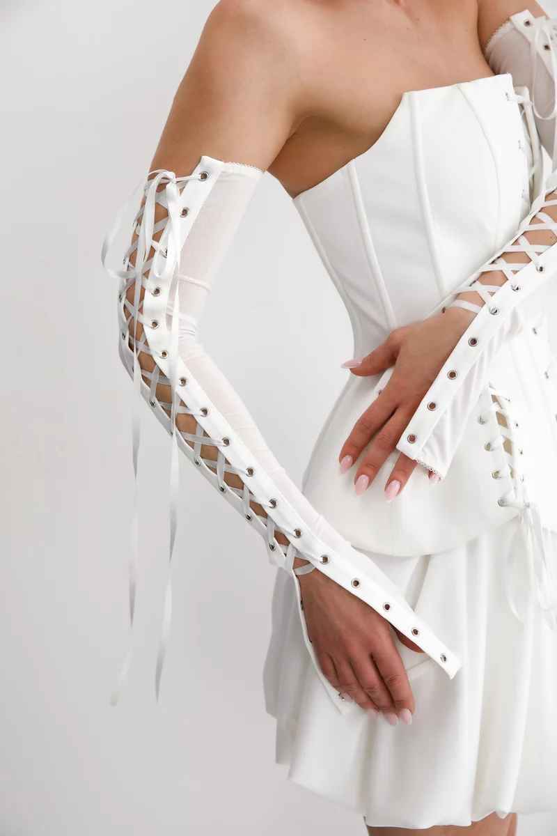 Молочные длинные перчатки из стрейч-сетки на шнуровке фотография 5