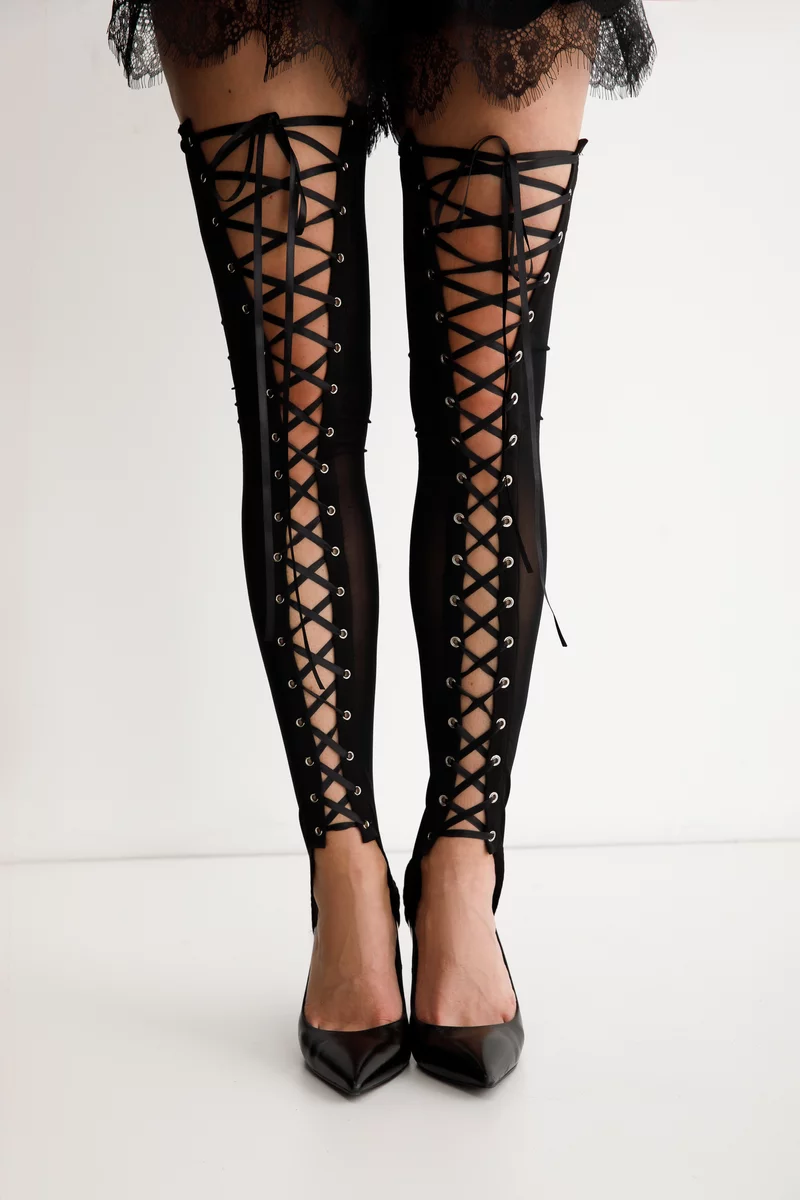Черные чулки с акцентной шнуровкой и штрипками фотография 3