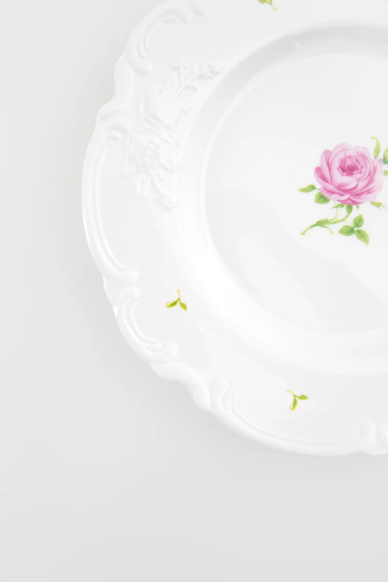 Набор из двух фарфоровых тарелок с розой фотография 3
