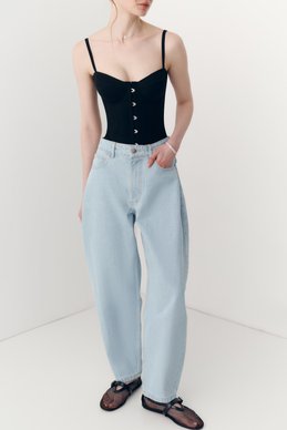 Голубые джинсы-бочки свободного кроя