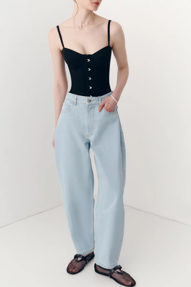 Голубые джинсы-бочки свободного кроя фотография 1