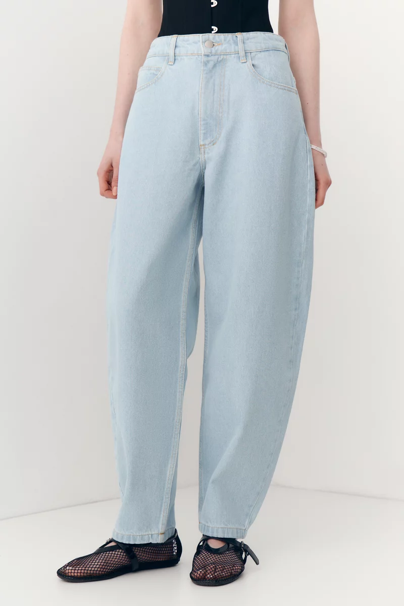 Голубые джинсы-бочки свободного кроя фотография 2