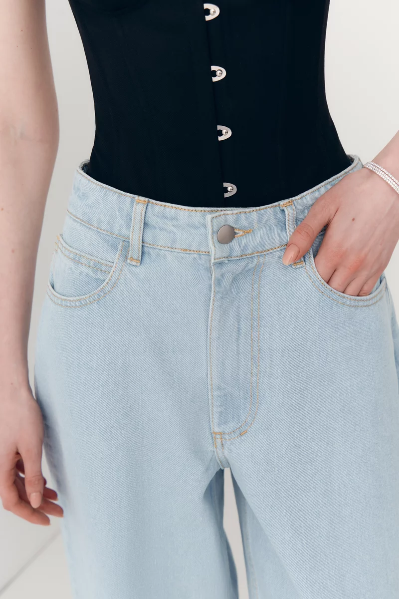 Голубые джинсы-бочки свободного кроя фотография 3