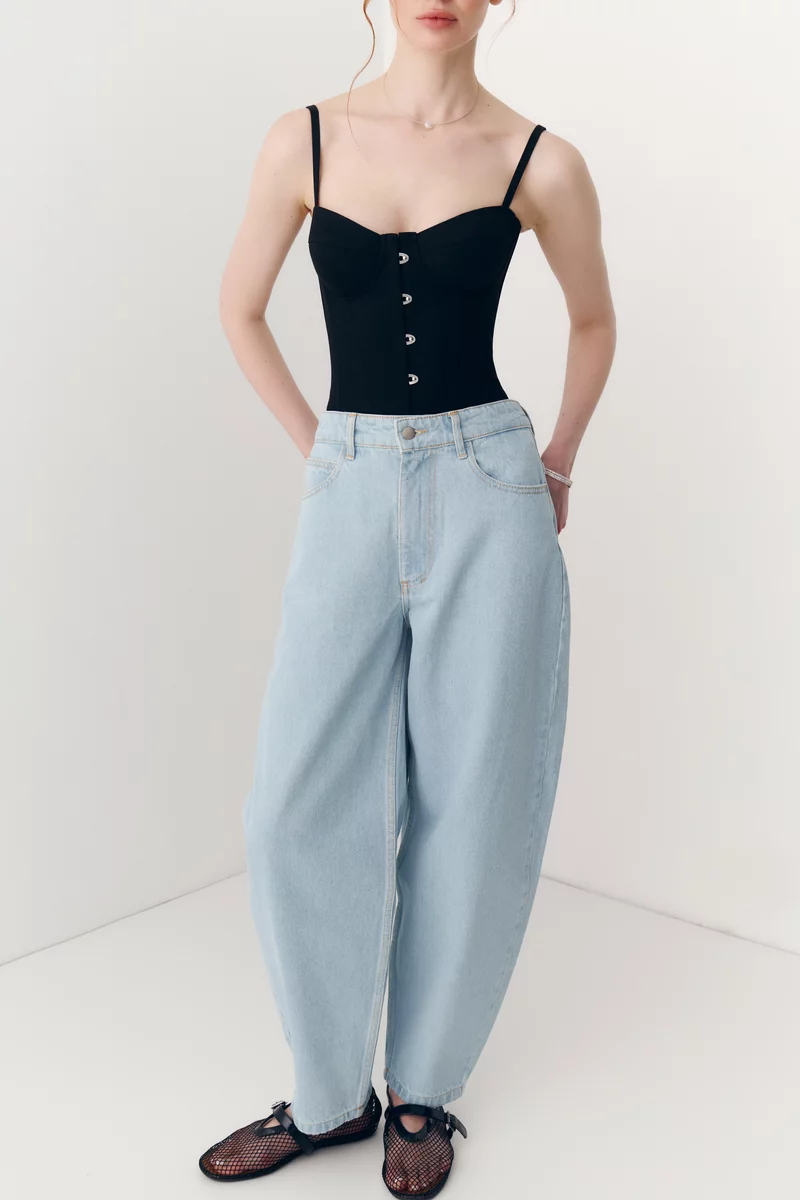 Голубые джинсы-бочки свободного кроя фотография 5