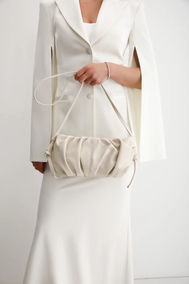 Молочная сумка из натуральной кожи с длинной ручкой фотография 2