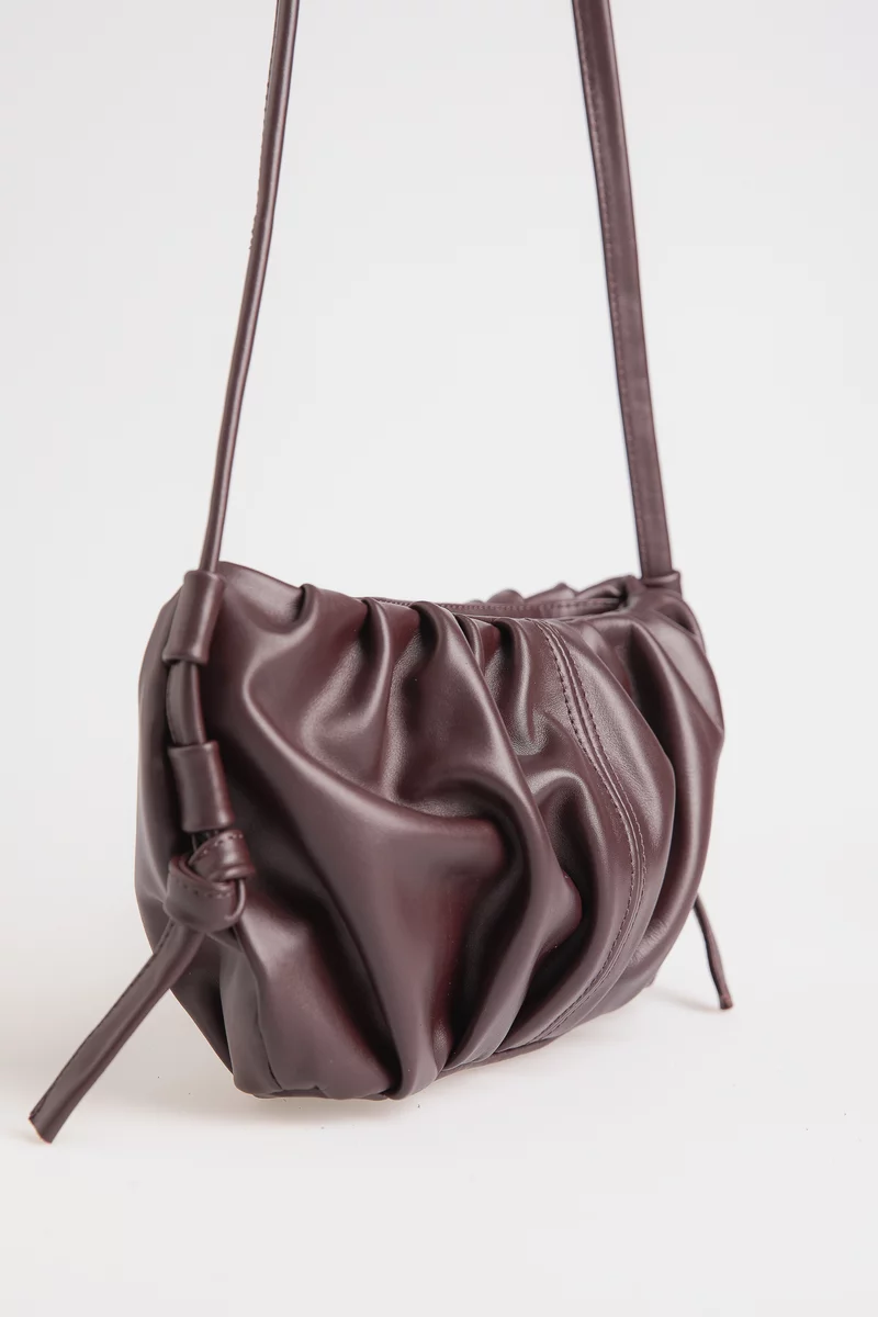 Сумка із натуральної шкіри з довгою ручкою у відтінку бургунді Сумка із натуральної шкіри з довгою ручкою у відтінку бургунді фотографія 2