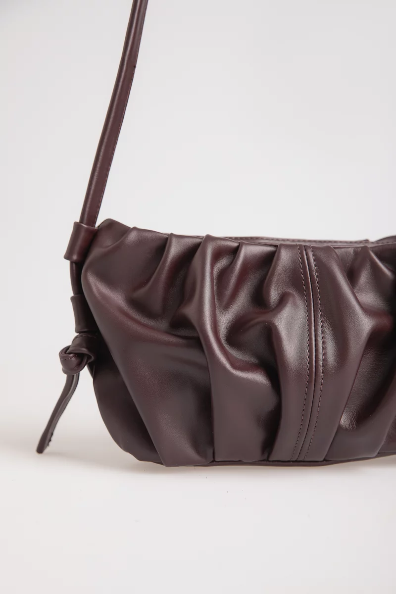 Сумка із натуральної шкіри з довгою ручкою у відтінку бургунді Сумка із натуральної шкіри з довгою ручкою у відтінку бургунді фотографія 4