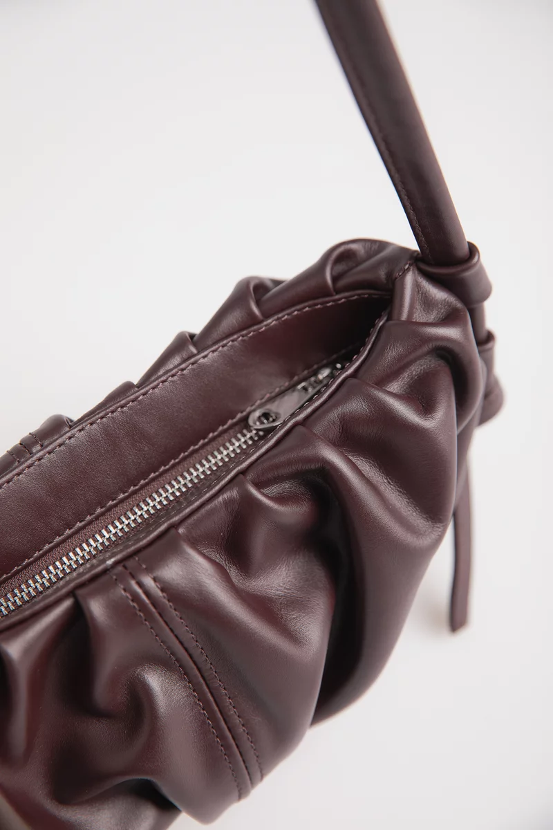Сумка із натуральної шкіри з довгою ручкою у відтінку бургунді Сумка із натуральної шкіри з довгою ручкою у відтінку бургунді фотографія 5