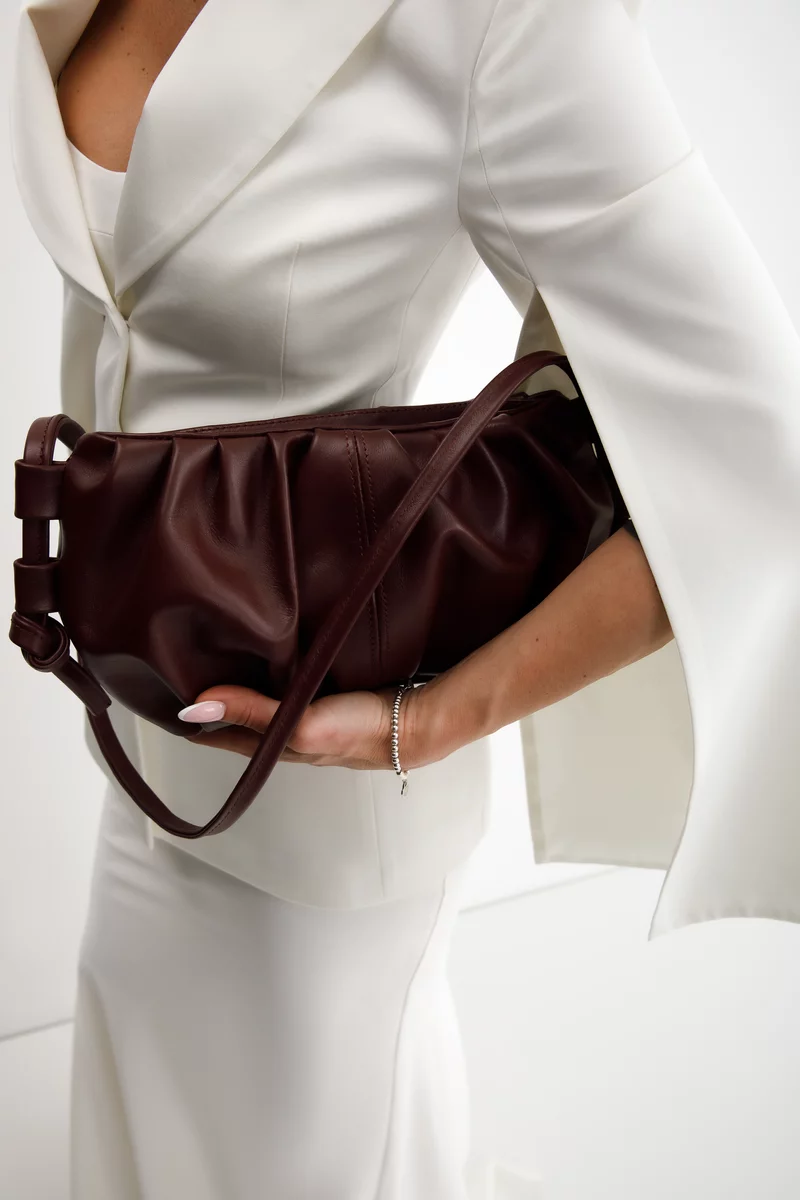 Сумка из натуральной кожи с длинной ручкой в оттенке бургунди фотография 1