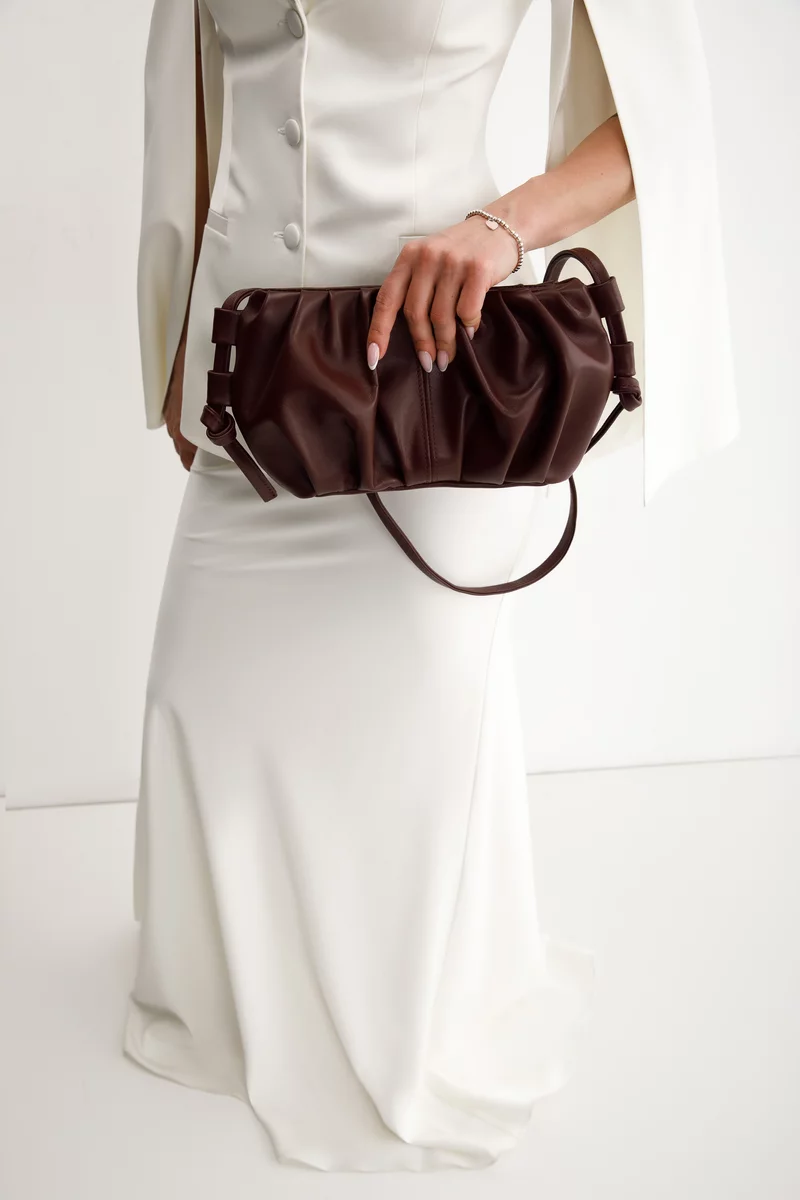 Сумка из натуральной кожи с длинной ручкой в оттенке бургунди фотография 2