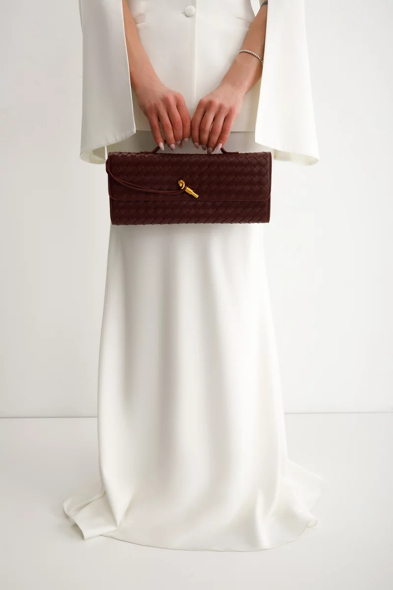 Сумка-клатч из экокожи с эффектом переплетения в оттенке бургунди фотография 1