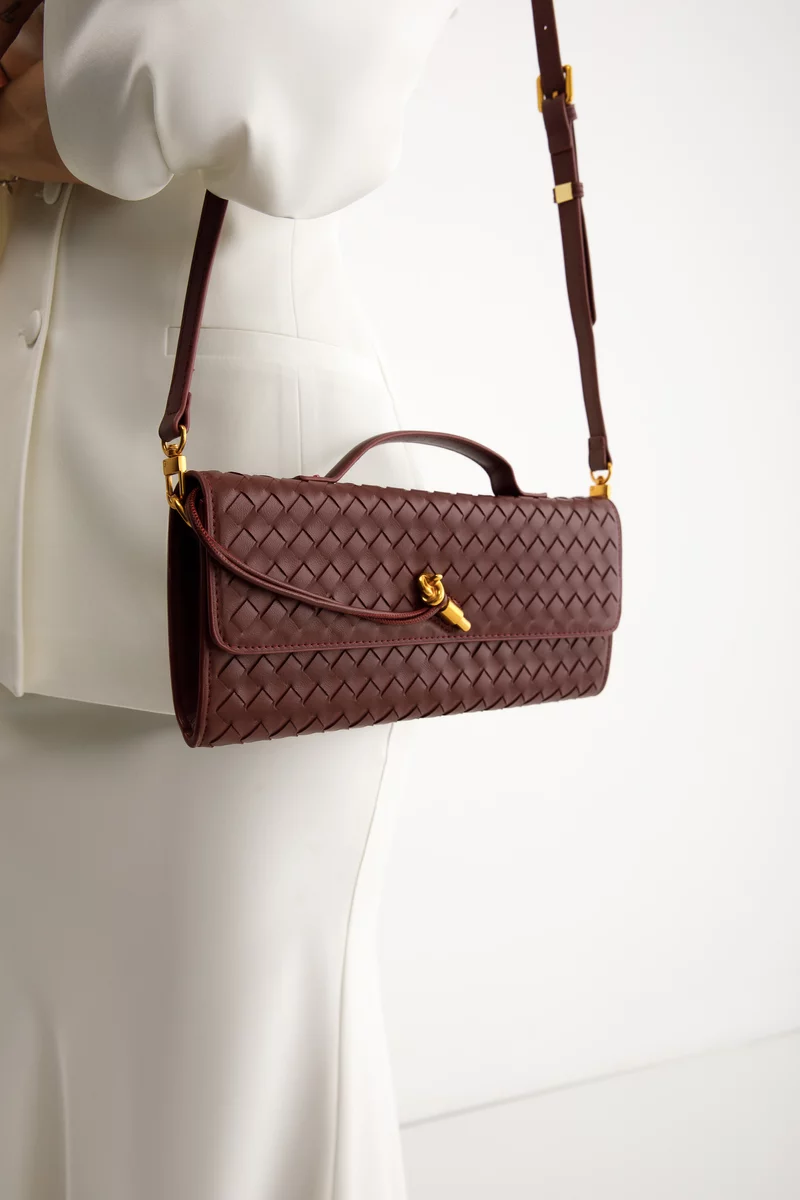 Сумка-клатч из экокожи с эффектом переплетения в оттенке бургунди фотография 2