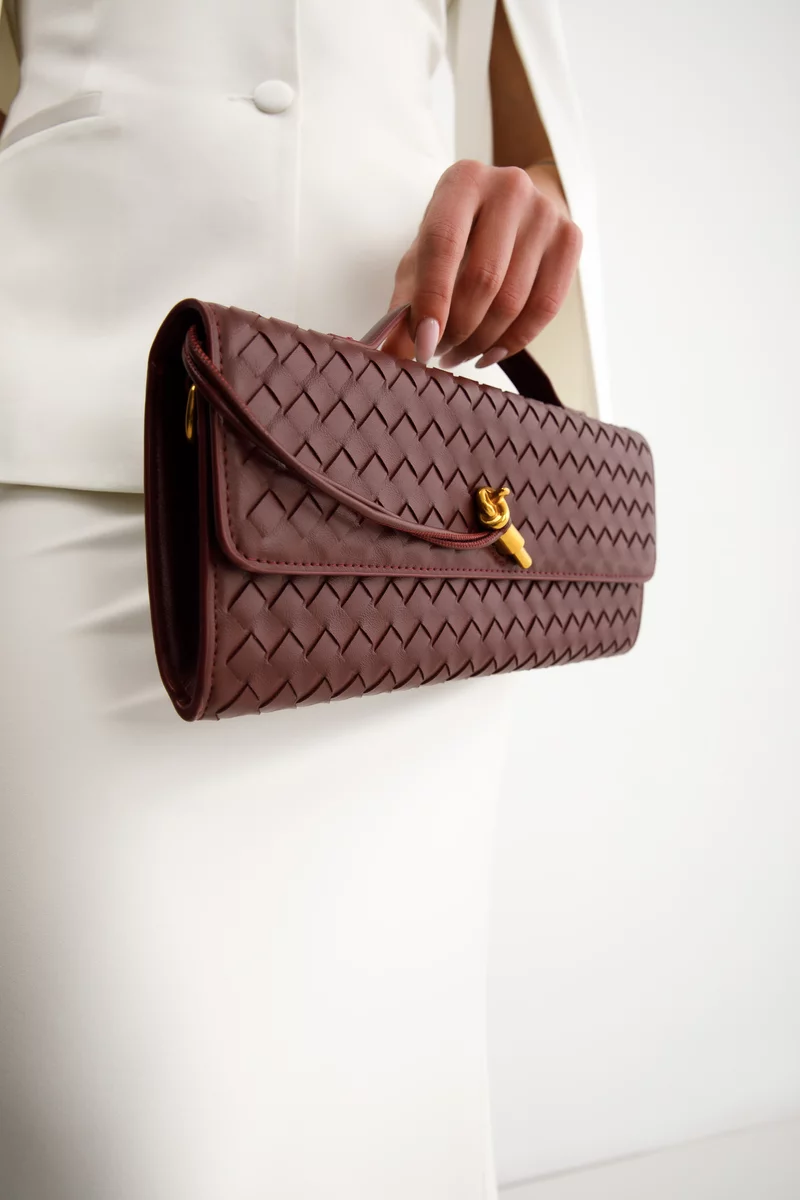 Сумка-клатч из экокожи с эффектом переплетения в оттенке бургунди фотография 3