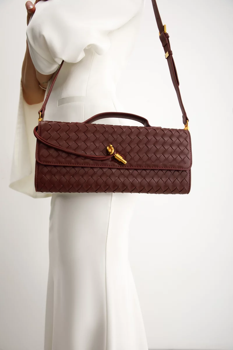 Сумка-клатч из экокожи с эффектом переплетения в оттенке бургунди фотография 4