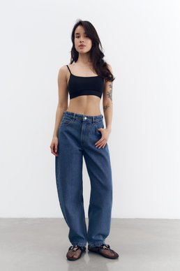 Синие джинсы-бочки свободного кроя