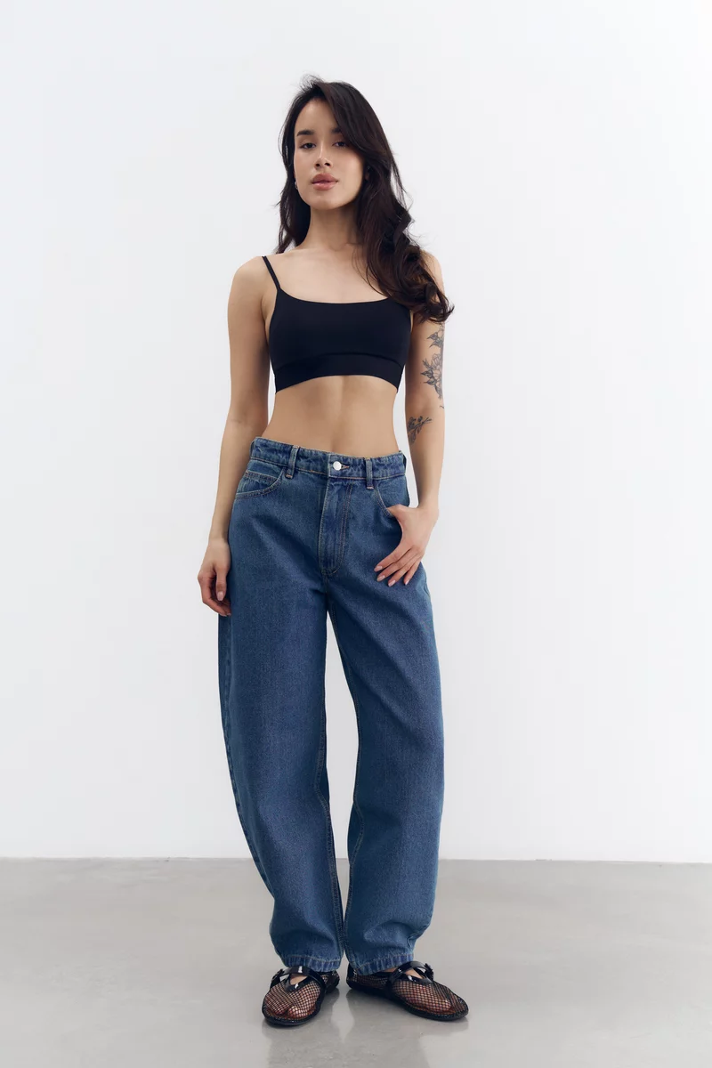 Синие джинсы-бочки свободного кроя фотография 1