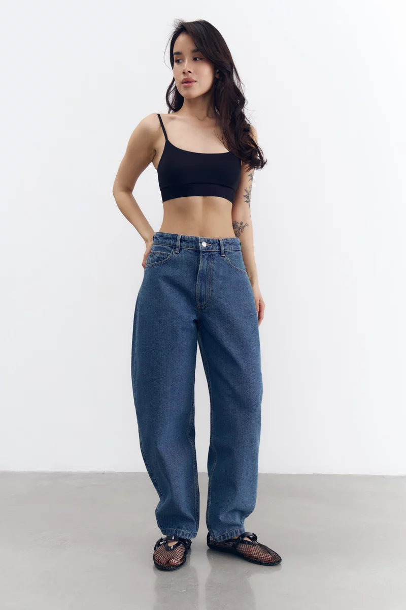 Синие джинсы-бочки свободного кроя фотография 2