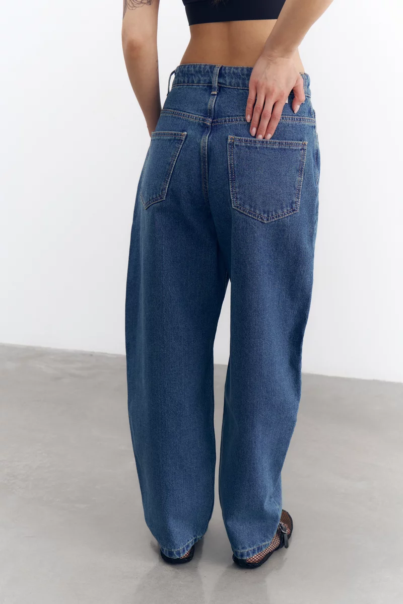 Синие джинсы-бочки свободного кроя фотография 3