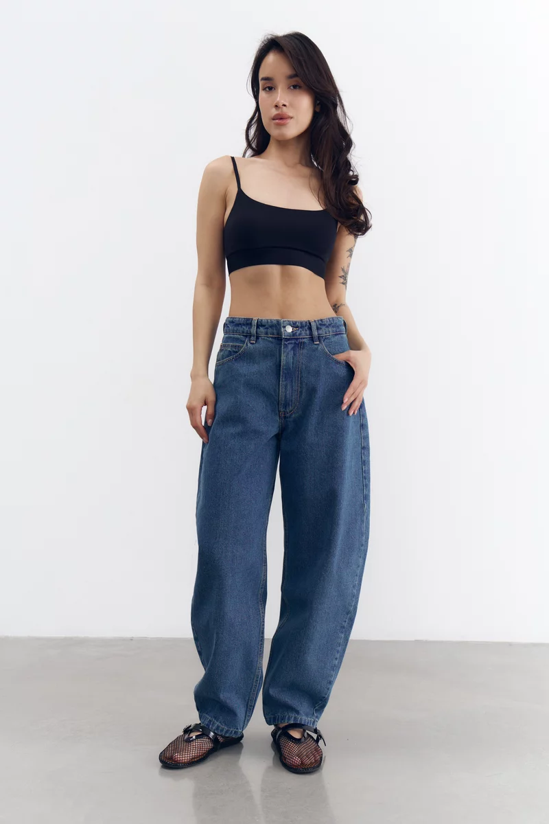 Синие джинсы-бочки свободного кроя фотография 4