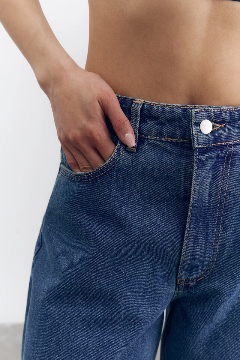 Синие джинсы-бочки свободного кроя фотография 5