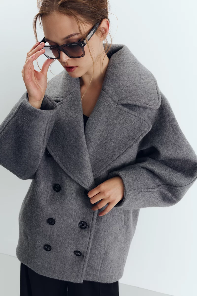 Gray short double-breasted coat with voluminous sleeves photo 1
