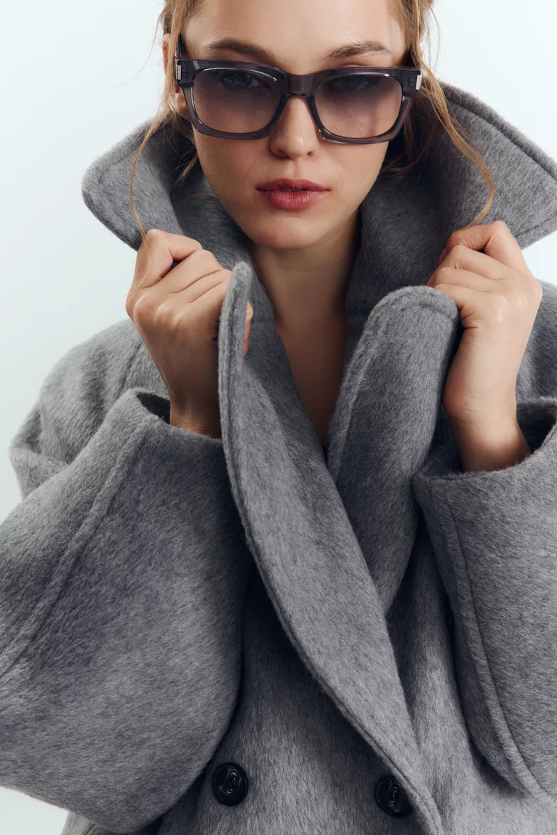 Gray short double-breasted coat with voluminous sleeves photo 2