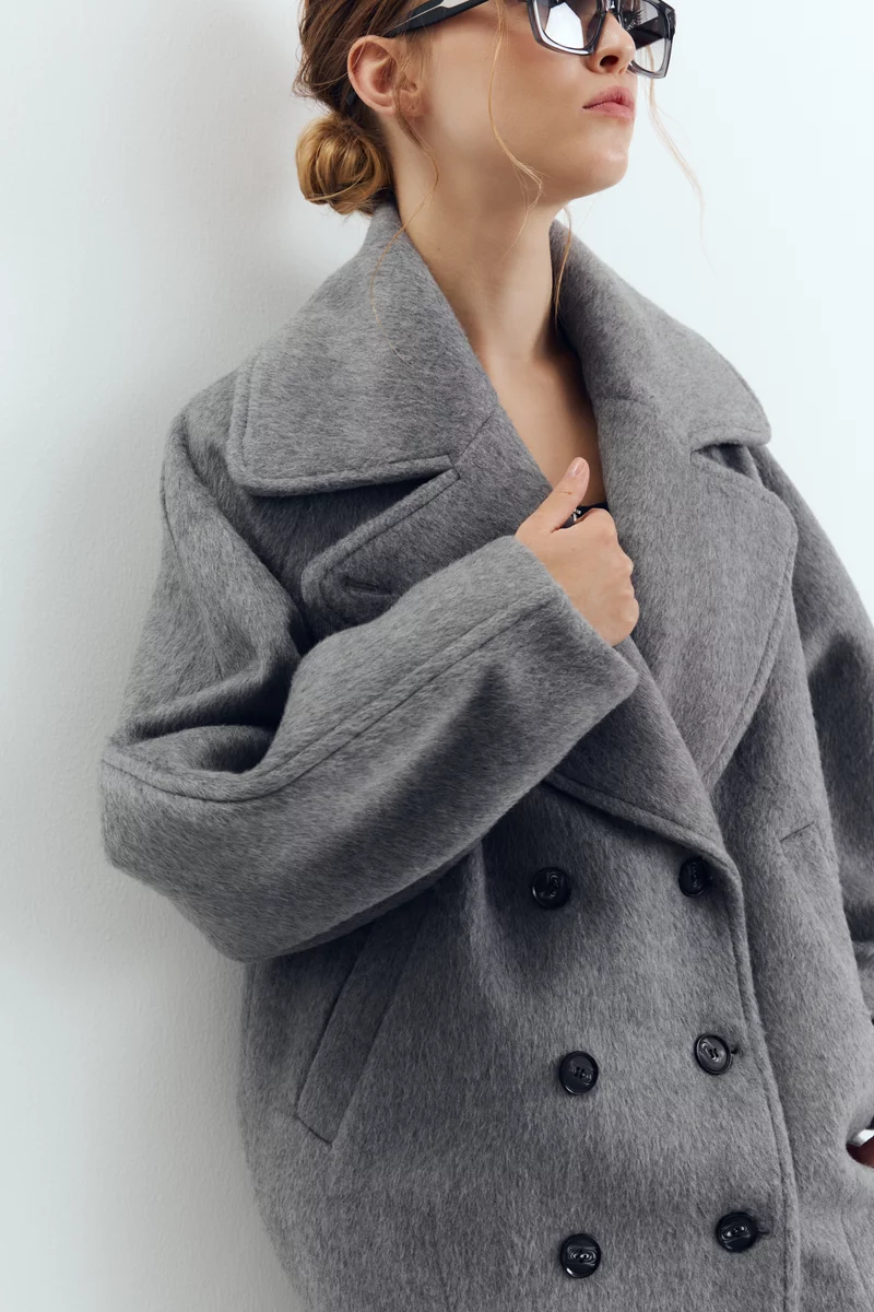 Gray short double-breasted coat with voluminous sleeves photo 3