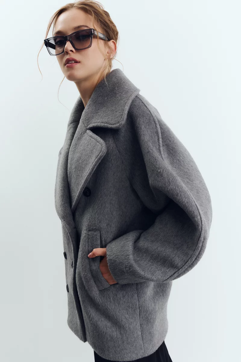 Gray short double-breasted coat with voluminous sleeves photo 4