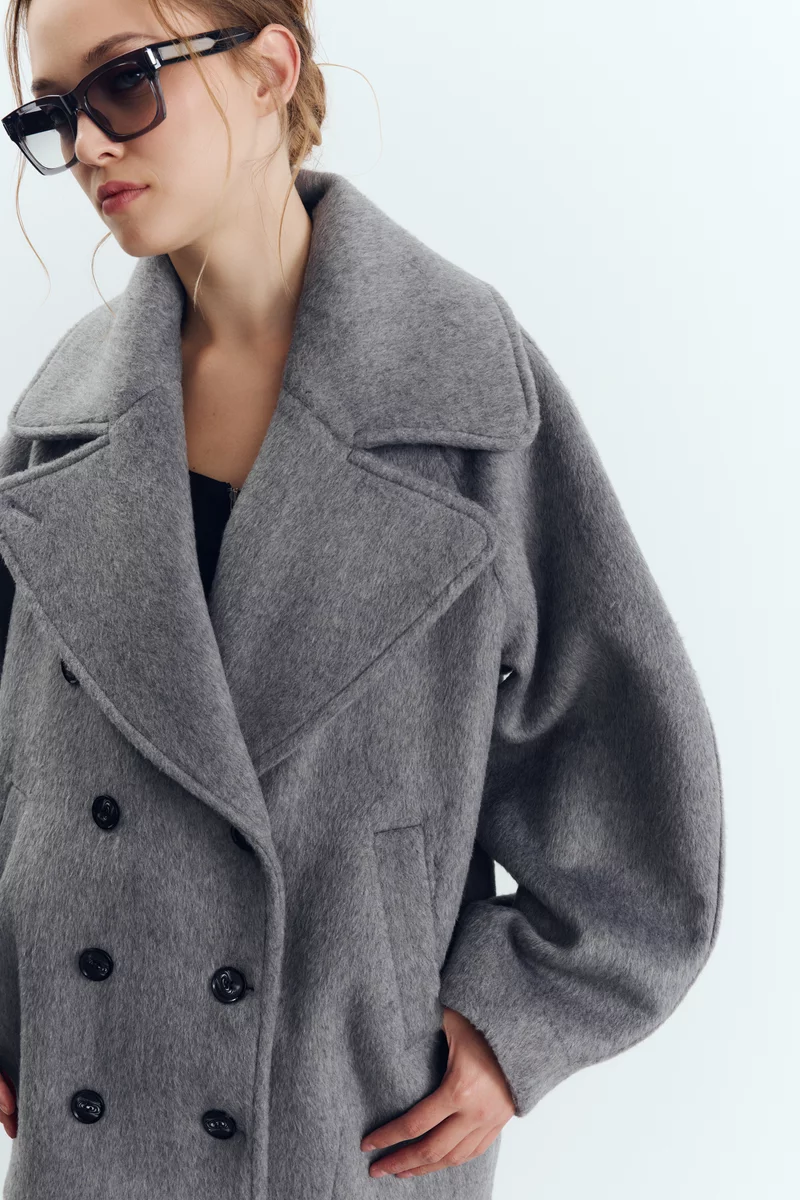 Gray short double-breasted coat with voluminous sleeves photo 5